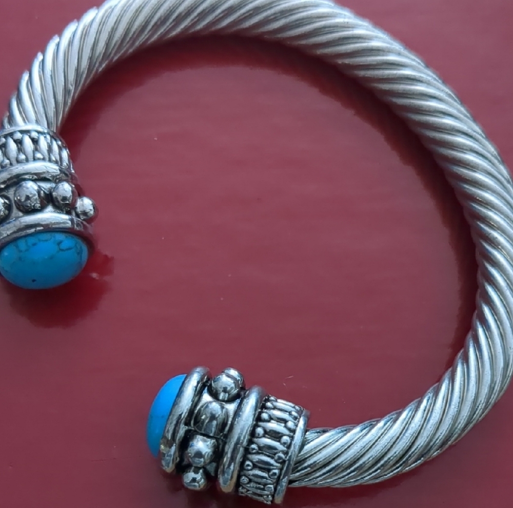 Elegant Silver Bracelet with Turquoise Highlights